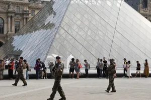 Lực lượng an ninh tuần tra bên ngoài bảo tàng Louvre. Ảnh: ANADOLU