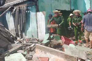 Nỗ lực giúp người dân gượng dậy sau bão số 13