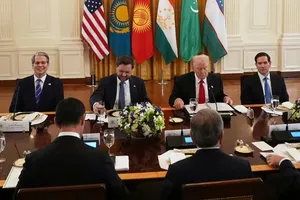 Tổng thống Mỹ Donald Trump tham dự tiệc tối với các lãnh đạo Trung Á hôm 6-11. Ảnh: AP