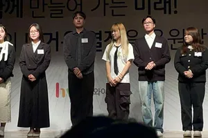 Lê Thị Thùy Linh và Nghiêm Phương Dung (thứ 1 và thứ 2 từ trái sang) cùng các sinh viên tại lễ nhận học bổng toàn cầu Wooduk năm 2025