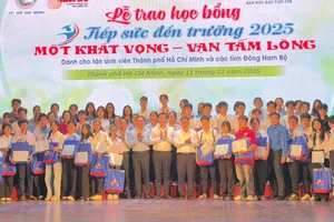 Trao 275 suất học bổng “Tiếp sức đến trường” cho tân sinh viên khó khăn