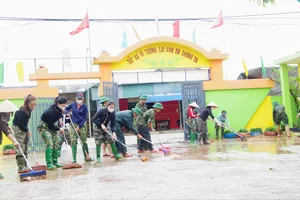 Lực lượng vũ trang Hà Tĩnh giúp các trường học dọn dẹp bùn đất, vệ sinh môi trường sau lũ lụt