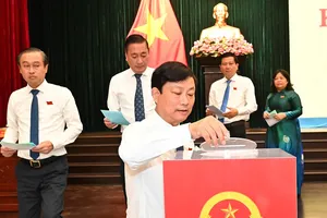 Các đại biểu bỏ phiếu bầu. Ảnh: VIỆT DŨNG