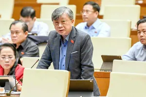 ĐB Trương Trọng Nghĩa (TPHCM) phát biểu tại hội trường Diên Hồng sáng 14-11