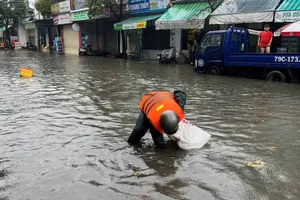 Khánh Hòa: Cán bộ, chiến sĩ dầm mưa hỗ trợ người dân ứng phó mưa lũ