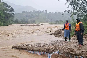 Bộ đội biên phòng Quảng Trị kiểm tra mực nước lũ thượng nguồn