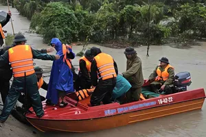 Gia Lai: Cứu 11 người dân bị cô lập giữa dòng nước lũ