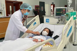 BS thăm khám cho nữ bệnh nhân.