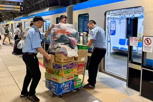 Người dân TPHCM đổ về ga metro gửi quà cứu trợ miền Trung trong đêm khuya