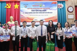 Đại diện Ban Biên tập Báo SGGP và lãnh đạo Trường Đại học Y khoa Phạm Ngọc Thạch trao học bổng đến các bạn sinh viên