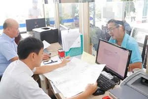 Công chức UBND phường An Phú Đông giải quyết thủ tục hành chính cho người dân