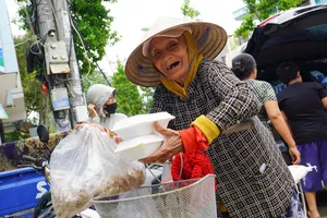 Những phần cơm nghĩa tình nơi vùng rốn lũ Khánh Hòa