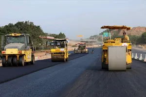 Thi công dự án đường cao tốc Hòa Liên - Túy Loan. Ảnh: XUÂN QUỲNH