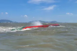 Cứu 3 thuyền viên khỏi sà lan lật úp giữa vùng neo Vũng Tàu