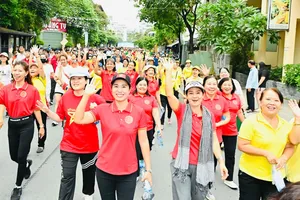 Các vận động viên tham gia chương trình đi bộ “Cầu Kiệu – Nhịp bước sẻ chia” sáng 7-12. Ảnh VIỆT DŨNG