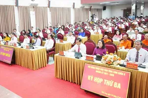 Bí thư Tỉnh uỷ Vĩnh Long Trần Văn Lâu phát biểu tại kỳ họp. Ảnh: HN