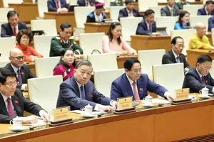 Tổng Thư ký Quốc hội Lê Quang Mạnh trình bày dự thảo Nghị quyết kỳ họp thứ 10, Quốc hội khóa XV. Ảnh: QUANG PHÚC 