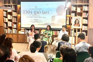 Nhà văn Nguyễn Phan Quế Mai mang “Đời gió bụi” về Việt Nam 
