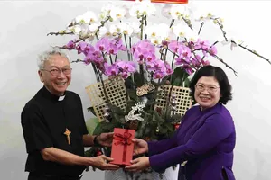Lãnh đạo TPHCM thăm, chúc mừng tổ chức, cá nhân tiêu biểu đạo Công giáo