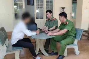 Công an làm việc với anh T.. Ảnh: CACC