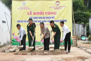 Lãnh đạo Bộ Chỉ huy Quân sự tỉnh An Giang cùng cấp ủy chính quyền địa phương thực hiện nghi thức khởi công