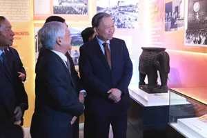 Tổng Bí thư Tô Lâm và các đại biểu cắt băng khai mạc triển lãm “Đảng Cộng sản Việt Nam từ Đại hội đến Đại hội”. Ảnh HOA NGUYỄN