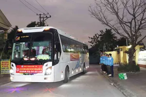 Xe đưa công nhân về quê