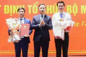 Ông Phạm Đức Ấn, Chủ tịch UBND TP Đà Nẵng, trao Quyết định sáp nhập các ban quản lý dự án