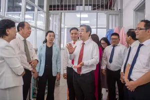 Đồng chí Nguyễn Phước Lộc trao đổi với PGS-TS-BS Tăng Chí Thượng, Giám đốc Sở Y tế về phát triển Bệnh viện Nhân dân Gia Định cơ sở 2 