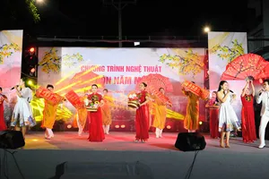 Tiết mục ca múa "Chúc xuân tài lộc" trong chương trình biểu diễn nghệ thuật chào năm mới 2026 "Thành phố mùa xuân" ở phường Phú Thạnh. Ảnh: VÕ THANH