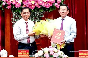 Đồng chí Trần Văn Lâu, Bí thư Tỉnh ủy Vĩnh Long trao Quyết định cho đồng chí Nguyễn Thành Vững