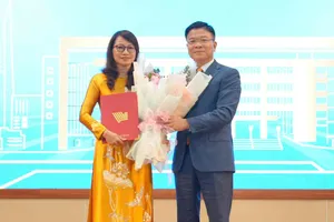 Phó Thủ tướng Lê Thành Long trao quyết định bổ nhiệm GS-TS Nguyễn Thị Thanh Mai làm Giám đốc ĐHQG TPHCM. Ảnh: THANH HÙNG