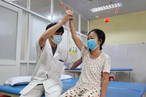 Bệnh nhân tập phục hồi chức năng sau điều trị đột quỵ tại Bệnh viện Lê Văn Thịnh