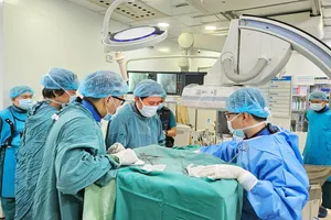 Ê-kíp cấy máy khử rung tự động ICD cho bệnh nhân