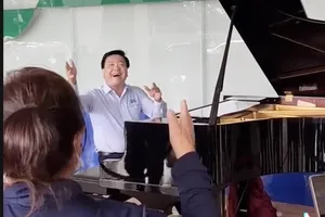Bất ngờ với clip “bác sĩ đàn, bệnh nhân ung thư hát”