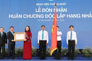 Bệnh viện Thống Nhất nhận Huân chương Độc lập hạng Nhất