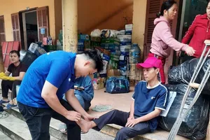 Bác sĩ TPHCM xúc động với thầy giáo vùng lũ