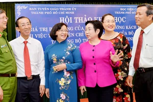 Trưởng Ban Tuyên giáo Thành ủy TPHCM Thân Thị Thư trao đổi cùng các đại biểu tại Hội thảo khoa học Giá trị bền vững của tác phẩm "Đường kách mệnh" với việc thực hiện Chỉ thị số 05-CT/TW của Bộ Chính trị tại Đảng bộ TPHCM. Ảnh: VIỆT DŨNG