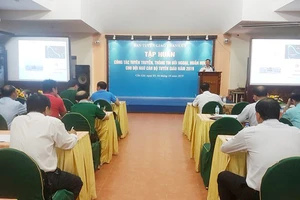 Đại diện Bộ Tư lệnh Quân chủng Hải quân giới thiệu chuyên đề công tác tuyên truyền biển đảo. Ảnh: HOÀI NAM