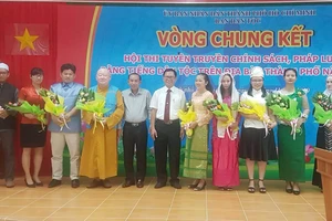 Tặng hoa các thí sinh tham gia vòng chung kết