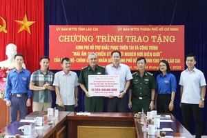 Trao bảng tượng trưng tặng 600 triệu đồng cho tỉnh Lào Cai trong chương trình "Mái ấm cho chiến sĩ và người nghèo nơi biên cương"