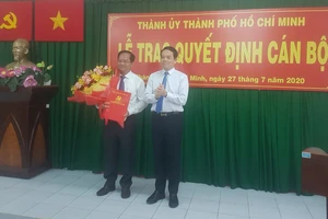 Phó Bí thư Thành ủy Trần Lưu Quang trao quyết định cho đồng chí Trần Văn Khuyên