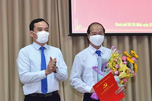 Phó Bí thư Thường trực Thành uỷ TPHCM Trần Lưu Quang trao quyết định cho đồng chí Nguyễn Quyết Thắng. Ảnh: VIỆT DŨNG