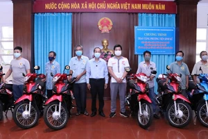 Trao xe gắn máy cho các hộ nghèo làm phương tiện sinh kế