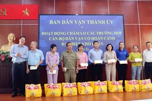 Trao quà đến các cán bộ dân vận có hoàn cảnh đặc biệt khó khăn