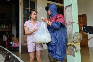 Nước lũ rút chậm khiến đời sống người dân gặp nhiều khó khăn. Ảnh: NGUYỄN HOÀNG