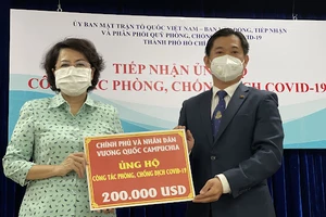 Chủ tịch Ủy ban MTTQ Việt Nam TPHCM Tô Thị Bích Châu tiếp nhận bảng tượng trưng số tiền 200.000 USD từ Tổng Lãnh sự Vương quốc Campuchia tại TPHCM trao tặng