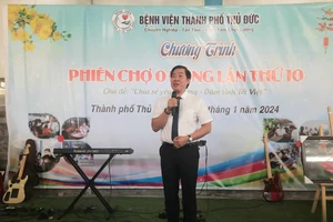 Bí thư Đảng ủy, Giám đốc Bệnh viện TP Thủ Đức Vũ Trí Thanh phát biểu khai mạc Phiên chợ 0 đồng lần thứ 10