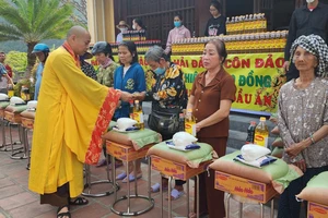 Thượng tọa Thích Trung Sơn trao tiền đi chợ tết đến các hộ gia đình có hoàn cảnh khó khăn tại huyện đảo Côn Đảo