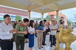 Đại diện các đơn vị tham gia dâng hương tưởng niệm các anh hùng liệt sĩ tại di tích vùng căn cứ cách mạng Định Hiệp